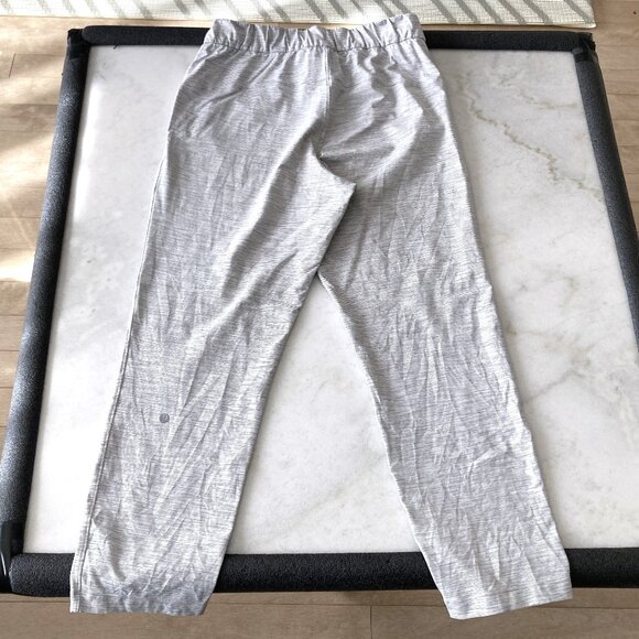 Lululemon On The Fly Pant / pants (size 8) Luxtreme, light grey, striped pattern - Picture 5 of 9
